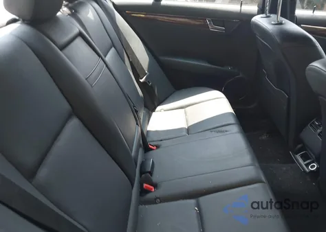 2011 Mercedes-Benz C 300 Luxury 4Matic/Sport 4Matic z USA, uszkodzony, nr VIN WDDGF8BB8BR183467